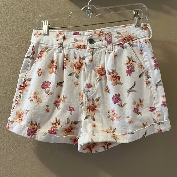 American Eagle Pants - American Eagle Women’s creamy white Floral cotton Shorts size  4